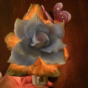 Vintage 4” Porcelain 3D Flower & Butterfly Nightlight w on/off switch NEW